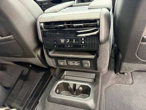 Used 2024 Jeep Wagoneer Series III w/ Premium Group I AWD/4WD image 42