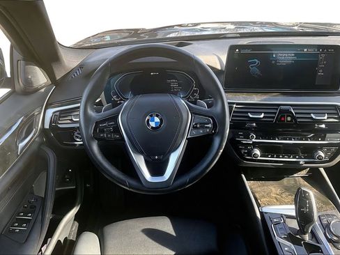 Used 2023 BMW 530e xDrive w/ Premium Package AWD/4WD image 4