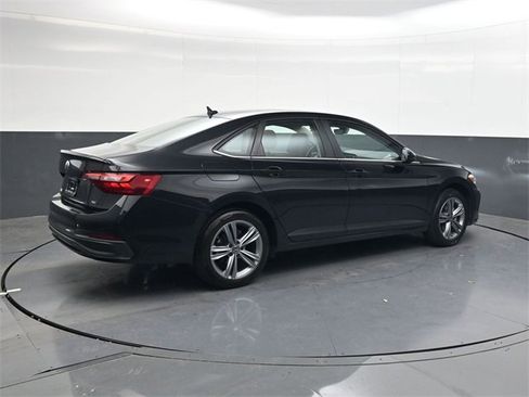 Used 2024 Volkswagen Jetta SE image 4