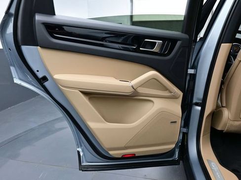Certified 2023 Porsche Cayenne Coupe AWD/4WD image 13