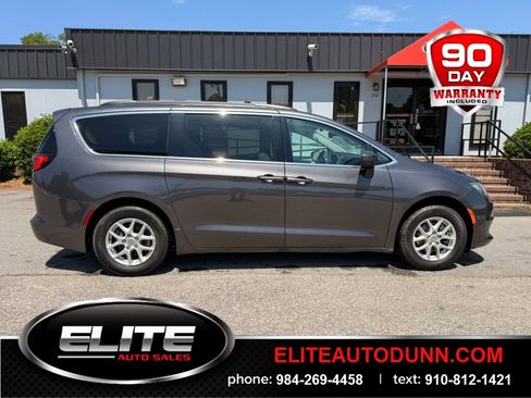 Used 2017 Chrysler Pacifica Touring FWD image 1
