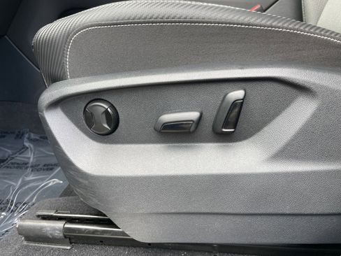 Used 2025 Volkswagen Atlas Cross Sport SE image 23