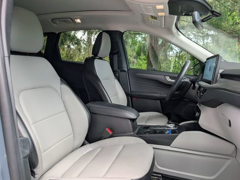 Used 2025 Ford Escape Platinum AWD/4WD image 18