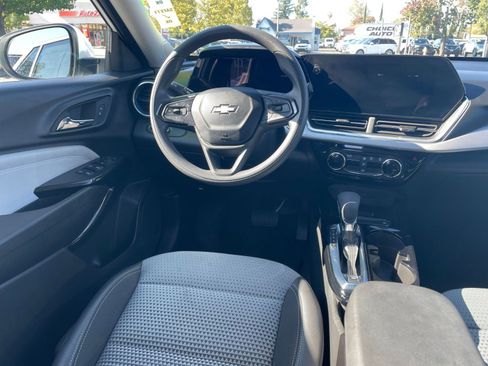 Used 2025 Chevrolet Trax LT image 32