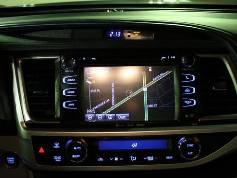 Used 2018 Toyota Highlander XLE image 18