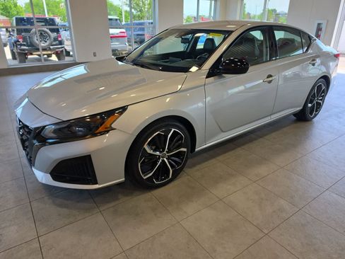 Used 2023 Nissan Altima 2.5 SR FWD image 1