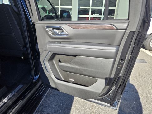 Used 2023 Chevrolet Suburban LT w/ Luxury Package image 36