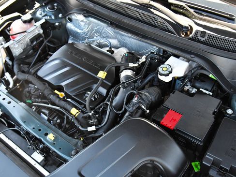 Used 2025 Chevrolet Trax LT FWD image 46