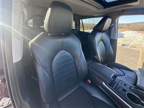 Used 2021 Toyota Highlander XLE image 29