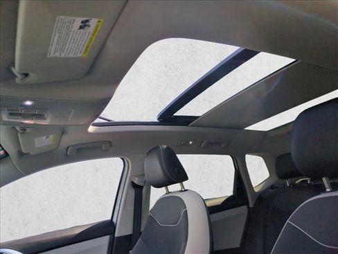 Used 2025 Volkswagen Taos SE w/ Panoramic Sunroof Package image 17