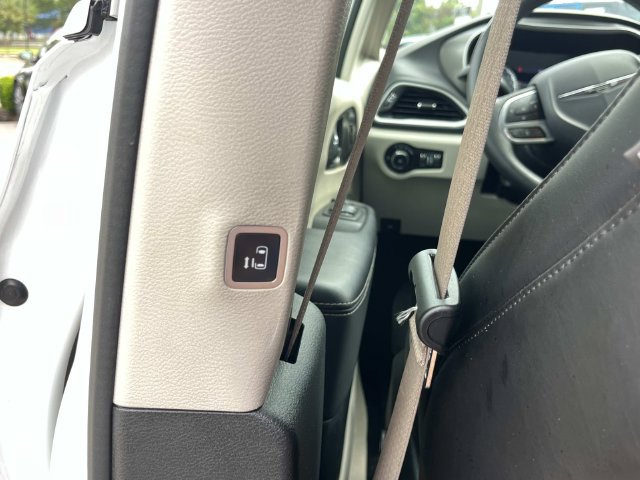 Used 2023 Chrysler Pacifica Touring-L FWD image 18