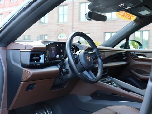 Used 2025 Porsche Macan 4S Electric AWD/4WD image 10