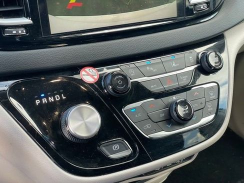 Used 2023 Chrysler Pacifica Touring-L image 23