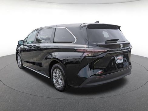 Used 2026 Toyota Sienna LE FWD image 3