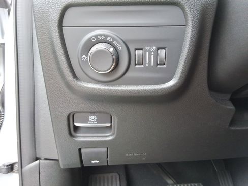 Used 2025 Jeep Grand Cherokee Altitude AWD/4WD image 38
