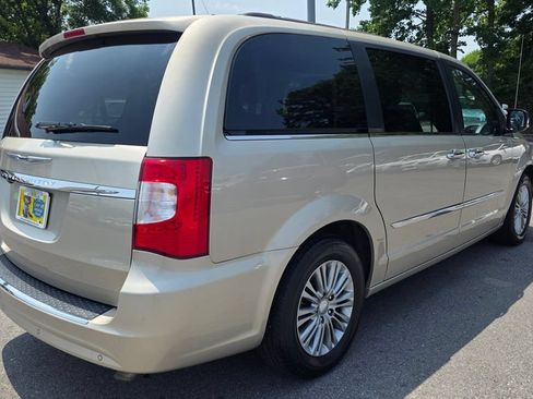Used 2016 Chrysler Town & Country Touring-L FWD image 5