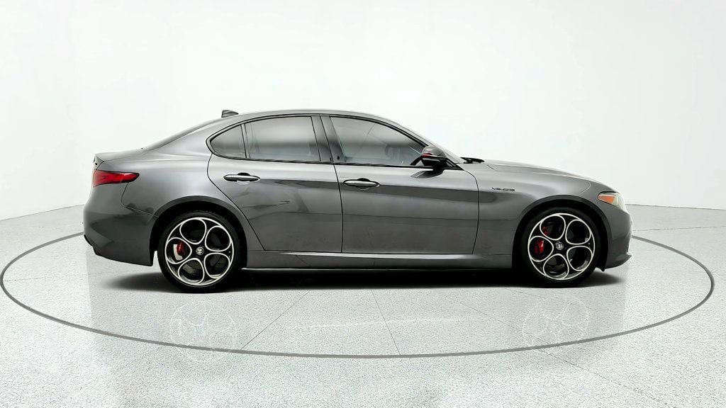 Used 2023 Alfa Romeo Giulia Veloce AWD/4WD image 4