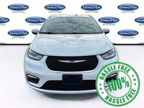 Used 2023 Chrysler Pacifica Touring-L FWD image 2