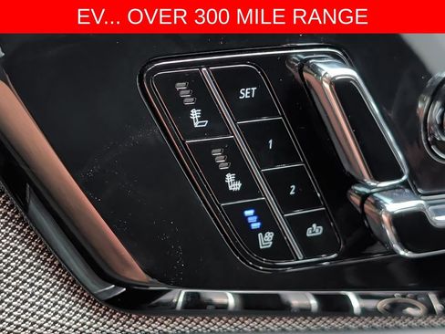 Used 2025 Cadillac Optiq Sport 2 w/ LPO, Floor Liner Package AWD/4WD image 27