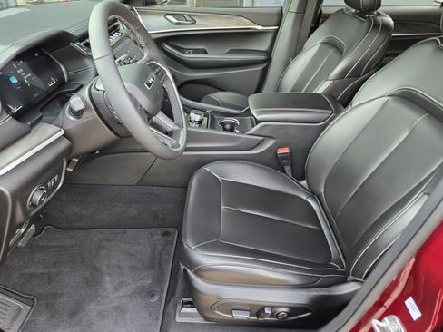 Used 2025 Jeep Grand Cherokee L Limited w/ Black Appearance Package AWD/4WD image 13
