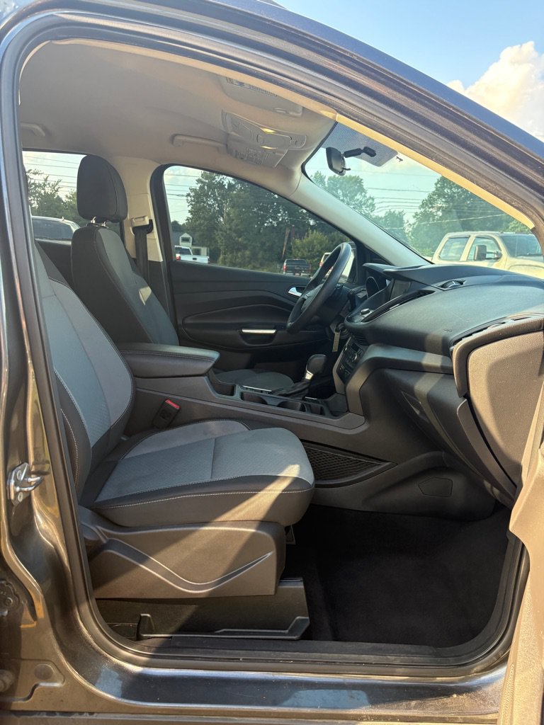Used 2017 Ford Escape SE w/ Equipment Group 201A FWD image 11