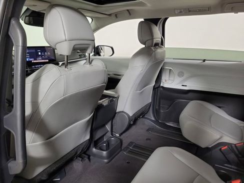 Used 2025 Toyota Sienna XLE FWD image 11