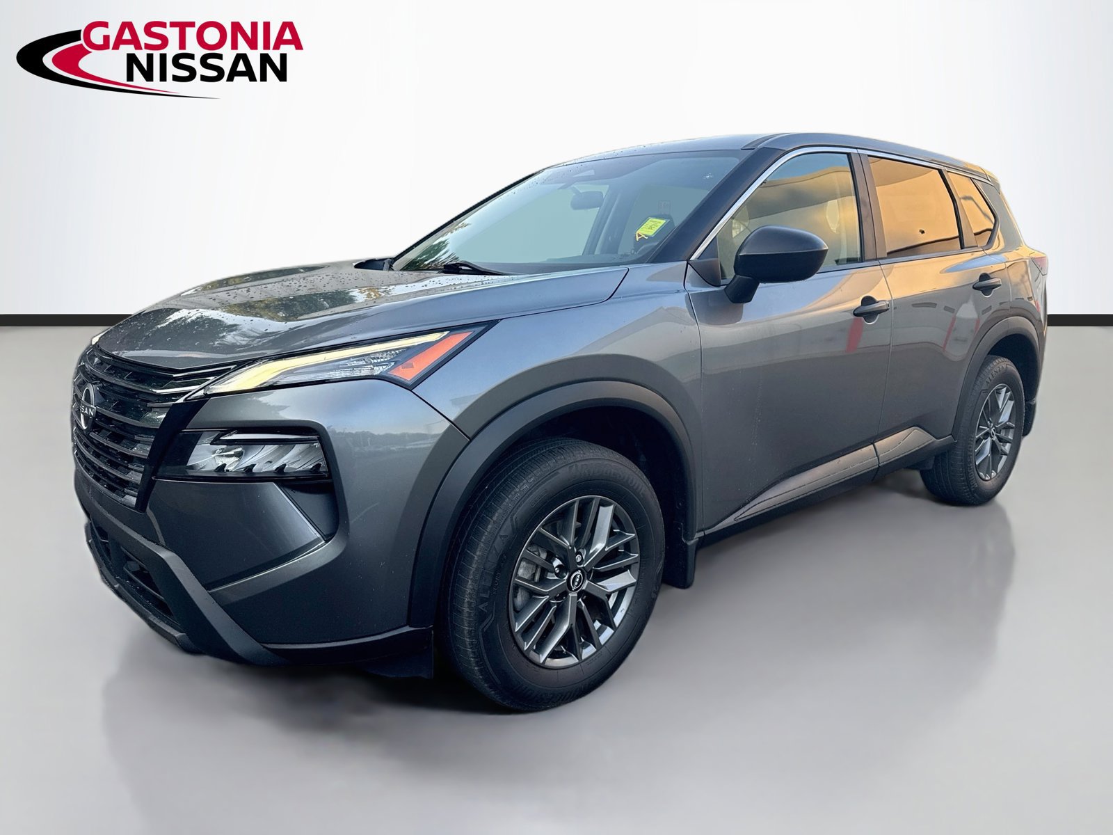Used 2024 Nissan Rogue S FWD image 3