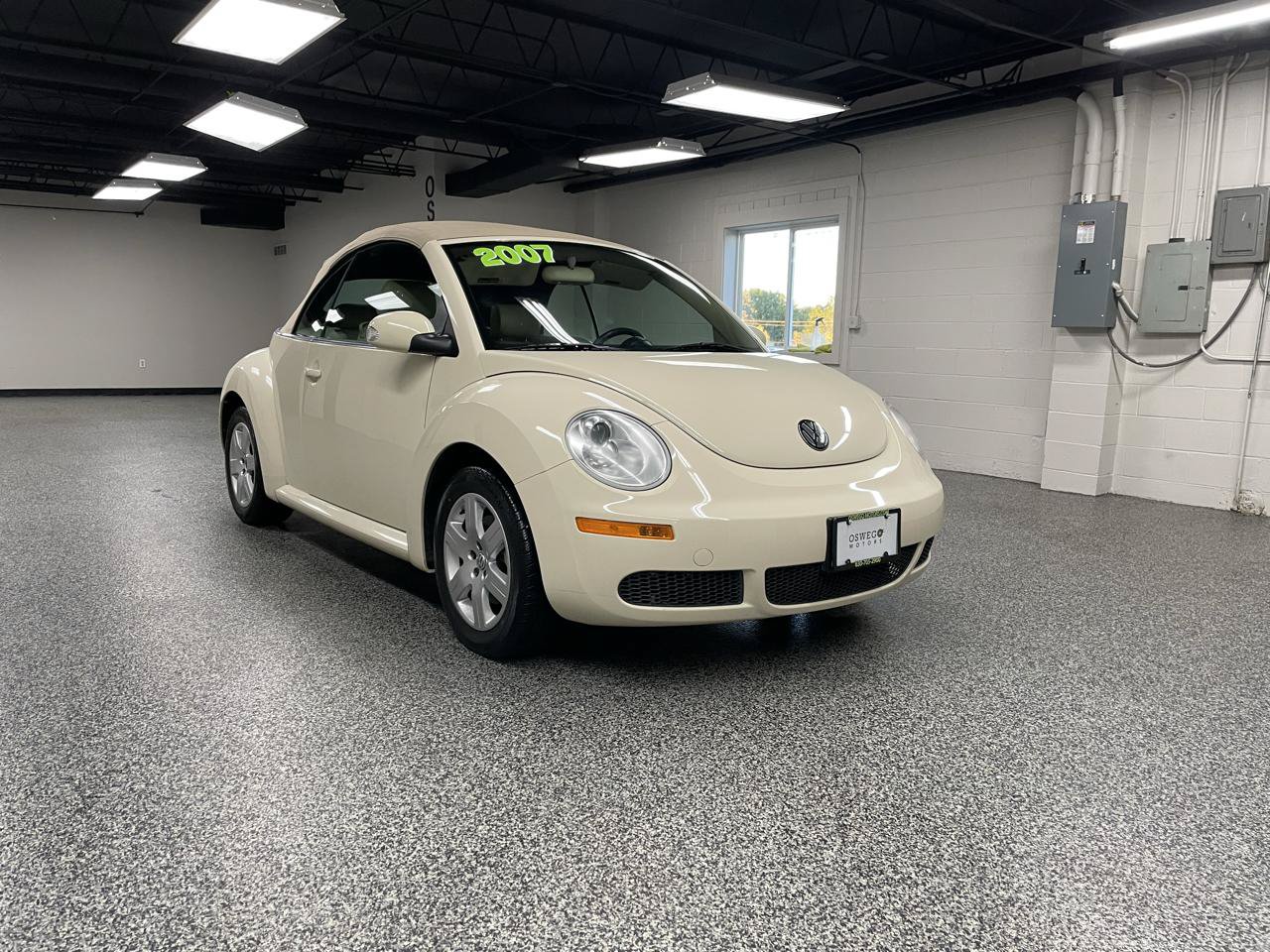 Used 2007 Volkswagen Beetle Convertible w/ Package 1 FWD image 3