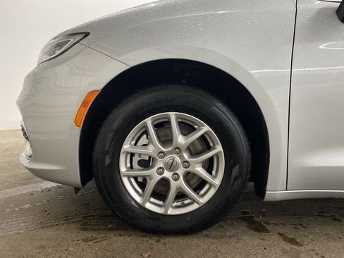 Used 2024 Chrysler Pacifica Touring-L FWD image 11
