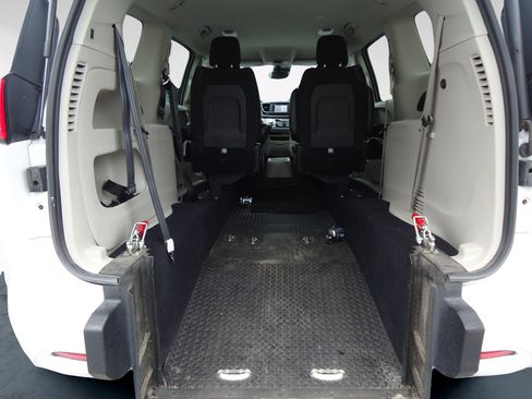 Used 2023 Chrysler Voyager LX FWD image 5