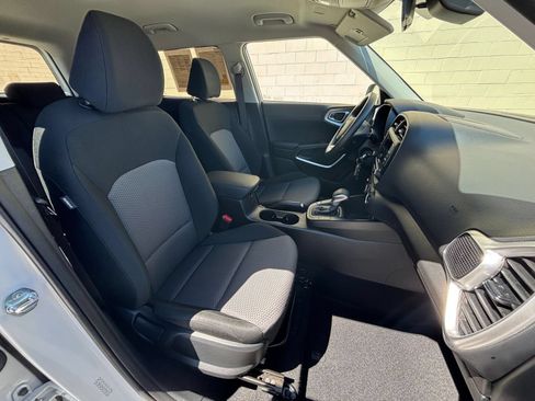 Used 2025 Kia Soul LX w/ LX Technology Package FWD image 29