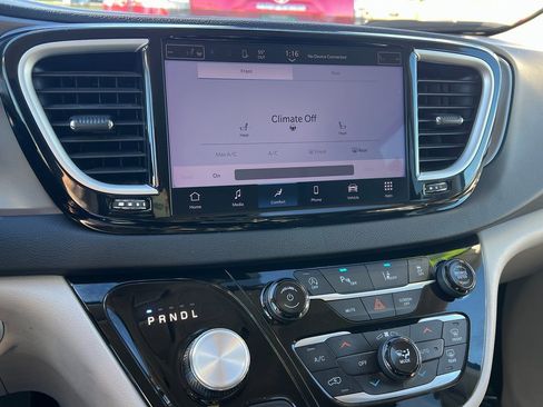 Certified 2024 Chrysler Pacifica Touring-L image 30