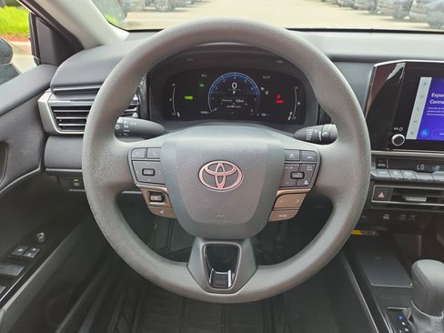 Used 2025 Toyota Camry LE image 18