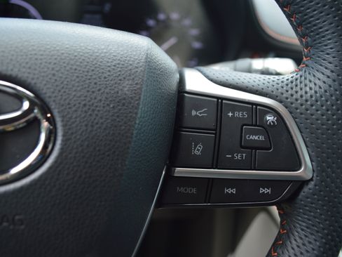 Used 2022 Toyota Sienna XSE FWD image 16