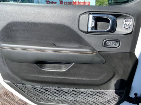 Used 2025 Jeep Wrangler Sahara image 20