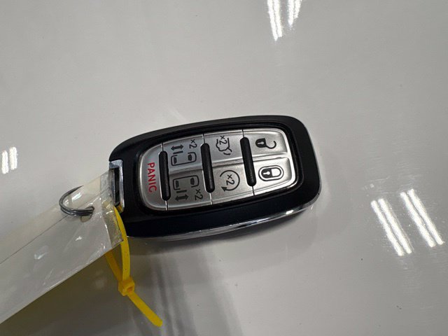 Used 2024 Chrysler Pacifica Limited FWD image 9
