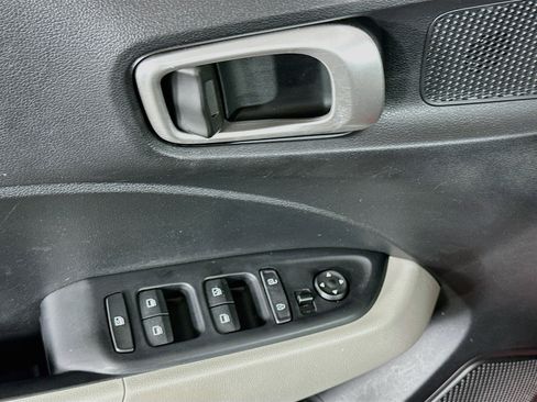 Used 2025 Hyundai Venue SEL FWD image 15