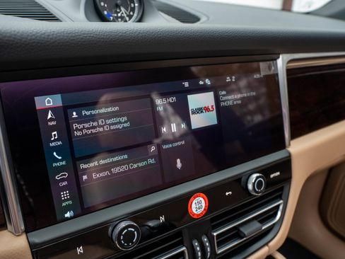 Certified 2025 Porsche Macan image 24