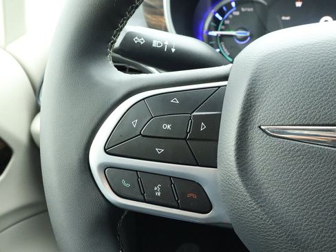 Used 2023 Chrysler Pacifica Limited image 32