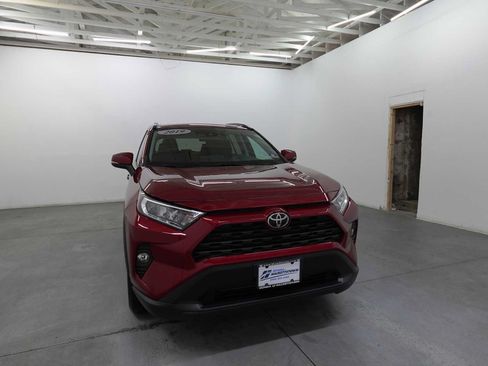 Used 2019 Toyota RAV4 XLE AWD/4WD image 3