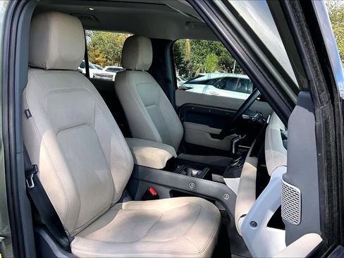 Used 2023 Land Rover Defender 130 SE image 9