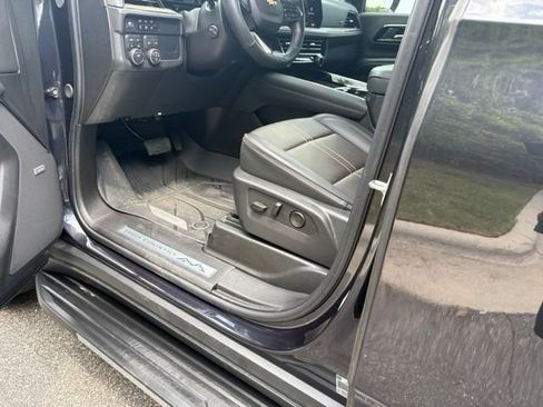 Used 2025 Chevrolet Suburban High Country AWD/4WD image 12