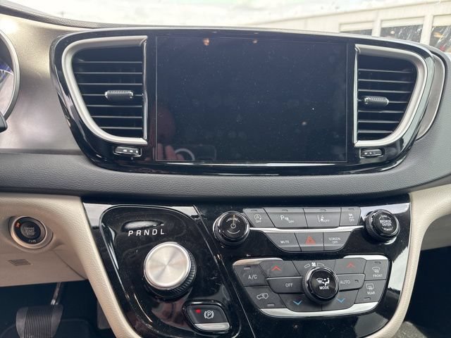 Used 2024 Chrysler Pacifica Touring-L FWD image 15