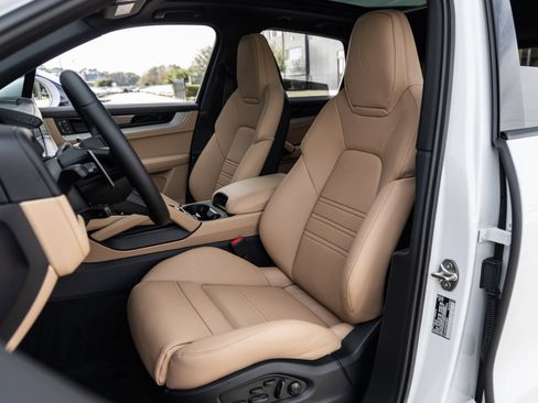 Certified 2026 Porsche Cayenne AWD/4WD image 5