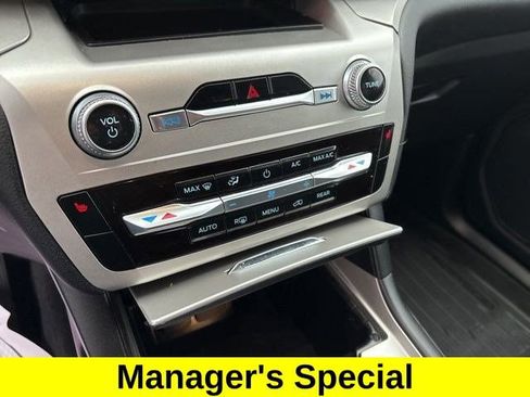 Used 2022 Ford Explorer XLT image 25