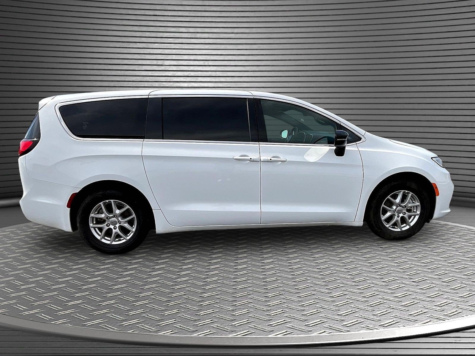 Used 2025 Chrysler Pacifica Select FWD image 8
