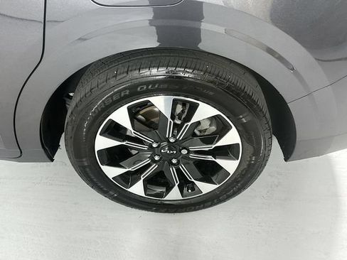 Used 2024 Kia Carnival EX FWD image 32