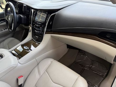 Used 2018 Cadillac Escalade Luxury RWD image 22