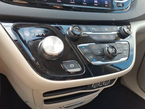 Used 2023 Chrysler Pacifica Touring-L FWD image 18
