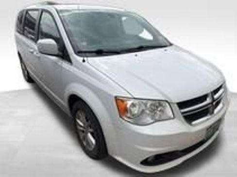 Used 2019 Dodge Grand Caravan SXT FWD image 2